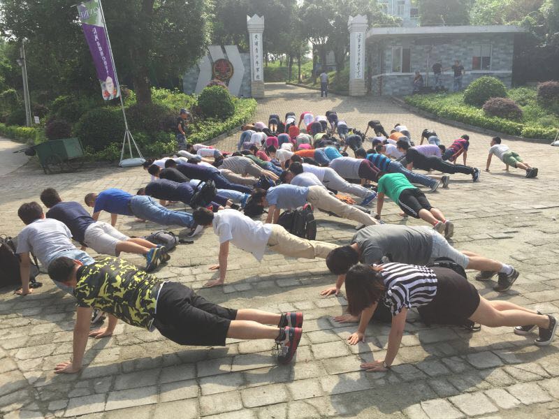 牛商家人接受俯卧撑奖励 牛商家人接受俯卧撑奖励