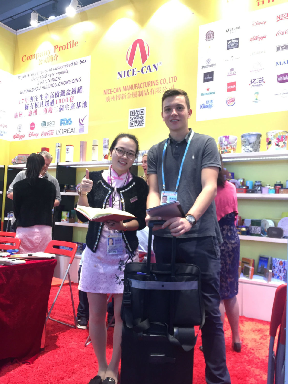 2017广交会博新员工与采购商合影